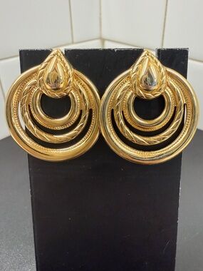 Avon Gold Tone Stylish Hoop Gold Earrongs